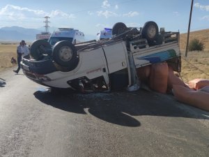 Ot Yüklü Kamyonet Yan Yattı: 5 Yaralı