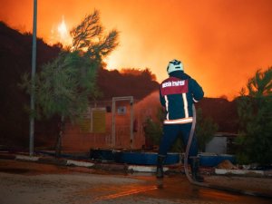 İ̇tfaiye Ekiplerinin Mersin’de Yangınla Mücadelesi Sabaha Kadar Sürdü