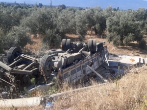 Tire’de Kamyon Şarampole Devrildi; Sürücü Ağır Yaralandı