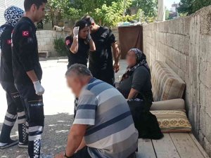 Annesini Bıçakladı, Babasını Darp Etti