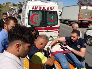 Sancaktepe’de Sürücüsünün Kontrolünü Kaybettiği Otomobil Su Kanalına Düştü: 2 Yaralı