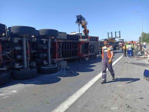 Büyükçekmece Tem’de Feci Kaza, Tır Devrildi Sürücü Kupa İle Göl Havzasına Uçtu