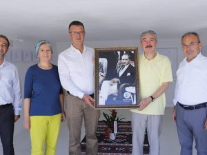 Başkan Öküzcüoğlu, Sarıgöllü Karikatüristin Sergini Gezdi