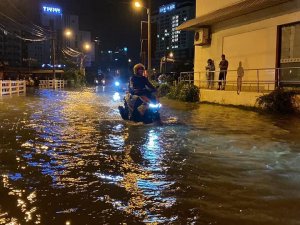 Tayland 20 Yılın En Şiddetli Muson Yağmurlarıyla Mücadele Ediyor
