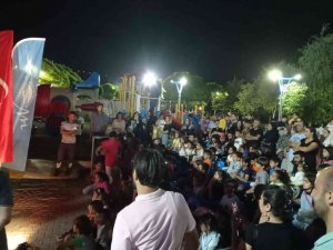 Hacivat-karagöz Oyunu Çocuklardan Büyük Beğeni Aldı