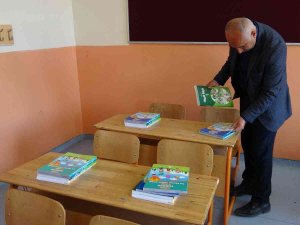 Yüksekova’da Ders Ve Kaynak Kitaplar Okullara Dağıtılıyor