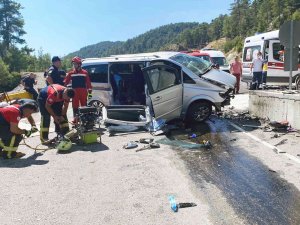 Minibüs Beton Bariyere Çarptı: 2 Ölü, 2 Yaralı
