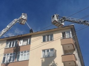 İ̇zolasyon Çalışması Sırasında Yangın Çıktı, Çatı Cayır Cayır Yandı