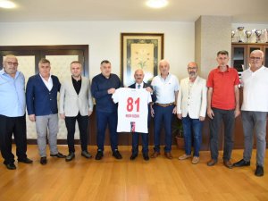 Rektör Sözbir’e Düzcespor Forması