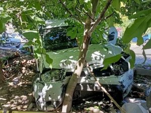 Kontrolden Çıkan Otomobil Öğrencilerin Arasına Daldı