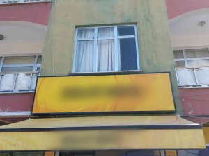 Pencereden Düşen Kadını Ölümden Büfenin Tentesi Kurtardı