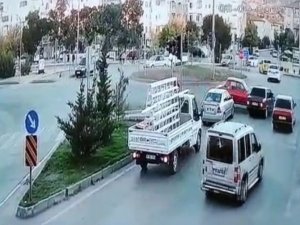 Kavşaktaki Zincirleme Kaza Kamerada: 2 Yaralı