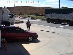 Ticari Araçla Çarpışan Motosikletli Hayatını Kaybetti, Kaza Anı Kamerada