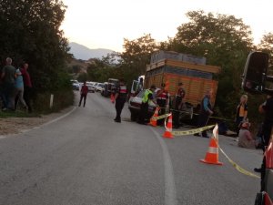 Otomobil Kamyona Arkadan Çarptı: 1 Ölü, 1 Yaralı