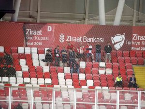 Slavia Prag Taraftarı Misafir Tribününde Yer Aldı