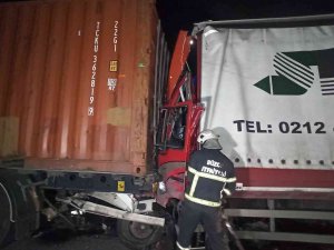 Tem’de Tıra Arkadan Çarpan Kamyon Kağıt Gibi Ezildi: 1 Ölü