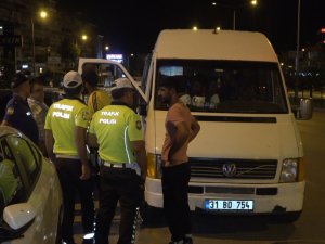 Kaçakları Taşıdığı Düşünülen Minibüsten Mevsimlik Tarım İşçileri Çıktı