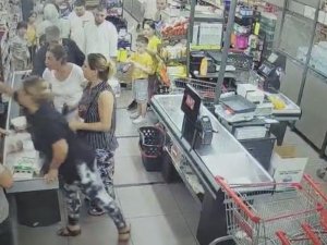 İ̇stanbul’da Kadın Kasiyere Kadından Tokatlı Saldırı Kamerada