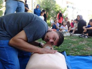 Van’da Uygulamalı İlk Yardım Eğitimi Vatandaşlardan Büyük Alkış Aldı