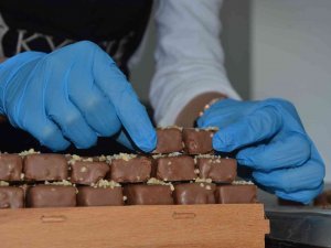 Bu Çikolatada Şeker Yerine Bal, Renklendirici Yerine Kuru Meyveler Kullanılıyor