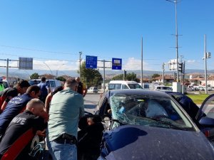 Tokat’ta İki Araç Kavşakta Çarpıştı: 3 Yaralı