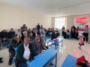 Demet Akalın’dan Eğitime Destek