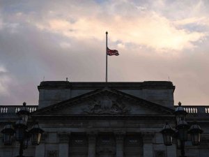 Kraliçe Elizabeth’in Sevenleri Buckhingham Sarayı’nın Önüne Çiçek Bırakıyor