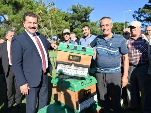 Balıkesir Büyükşehirden Üreticiye 3 Bin Kovan Desteği
