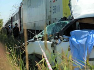 Manisa’da Trenin Çarptığı Aracın Sürücüsü Öldü