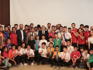 Beyazgül Şanlıurfa’ya Madalyalarla Dönen Gençlerle Bir Araya Geldi