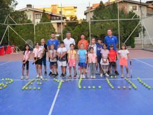 Yunusemre Yaz Tenis Kursu Rekor Katılımla Sona Erdi