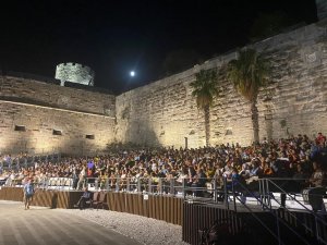 “Bir Merhaba Yaraşır” Oyununa Yoğun İlgi