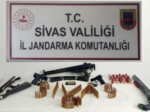 Göçerlerin Çadırlarından Adeta Cephanelik Çıktı
