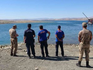 Elazığ’da Tekne Battı: Tekneyle Birlikte Suda Kaybolan Şahsı Arama Çalışmaları Sürüyor