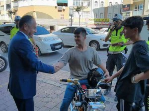 Kask Uygulamasında Emniyet Müdüründen Motosikletli Gence Teşekkür