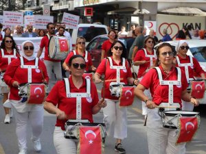 Sağlık Çalışanları Trampet Çalarak Sağlık İçin Yürüdü