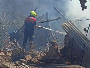 Bahçede Çıkan Yangın, Kullanılmayan 2 Evi Yaktı