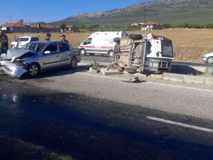 Otomobil Makas Atan Hafif Ticari Araca Çarptı; 1 Yaralı