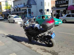 Sipariş Götüren Motokurye Önündeki Araca Çarptı