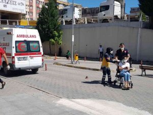 Bariyere Çarpan Otomobildeki 2 Kişi Yaralandı