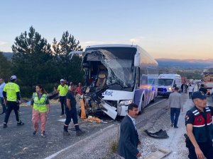 Kastamonu’da Yolcu Otobüsü İle Traktör Çarpıştı: Ölü Ve Yaralılar Var