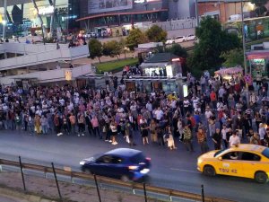 Metrobüs Seferleri Durdurulunca Otobüs Durakları Doldu Taştı