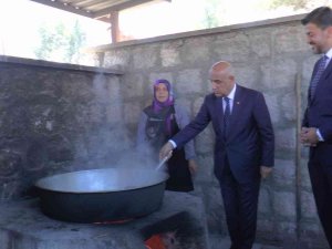 Tarım Ve Orman Bakanı Kirişci Çizme Giydi, Üzüm Ezdi