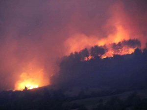 Muğla-denizli Sınırındaki Yangını Söndürme Çalışmaları Sürüyor