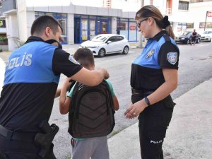 Polisler Öğrencilere Çanta Dağıttı