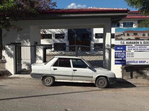 Karabük’te Valilikten Parasını Alamayan Müteahhit Okulun Kapılarını Kilitledi