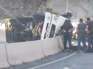 İ̇zmir’de Beton Bariyerlere Çarpan Sürücü Hayatını Kaybetti