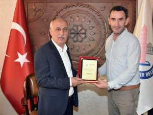 Başkan Aydın’dan İ̇hlas Haber Ajansına Plaket