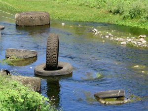Osmaniye’de Dereye Atılan Onlarca Lastik Çevre Kirliliğine Neden Oldu