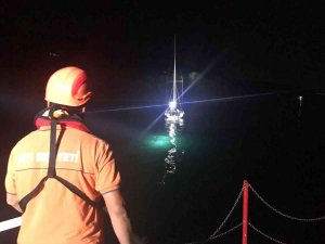 Çanakkale Boğazı’nda Karaya Oturan Tekne Kurtarıldı